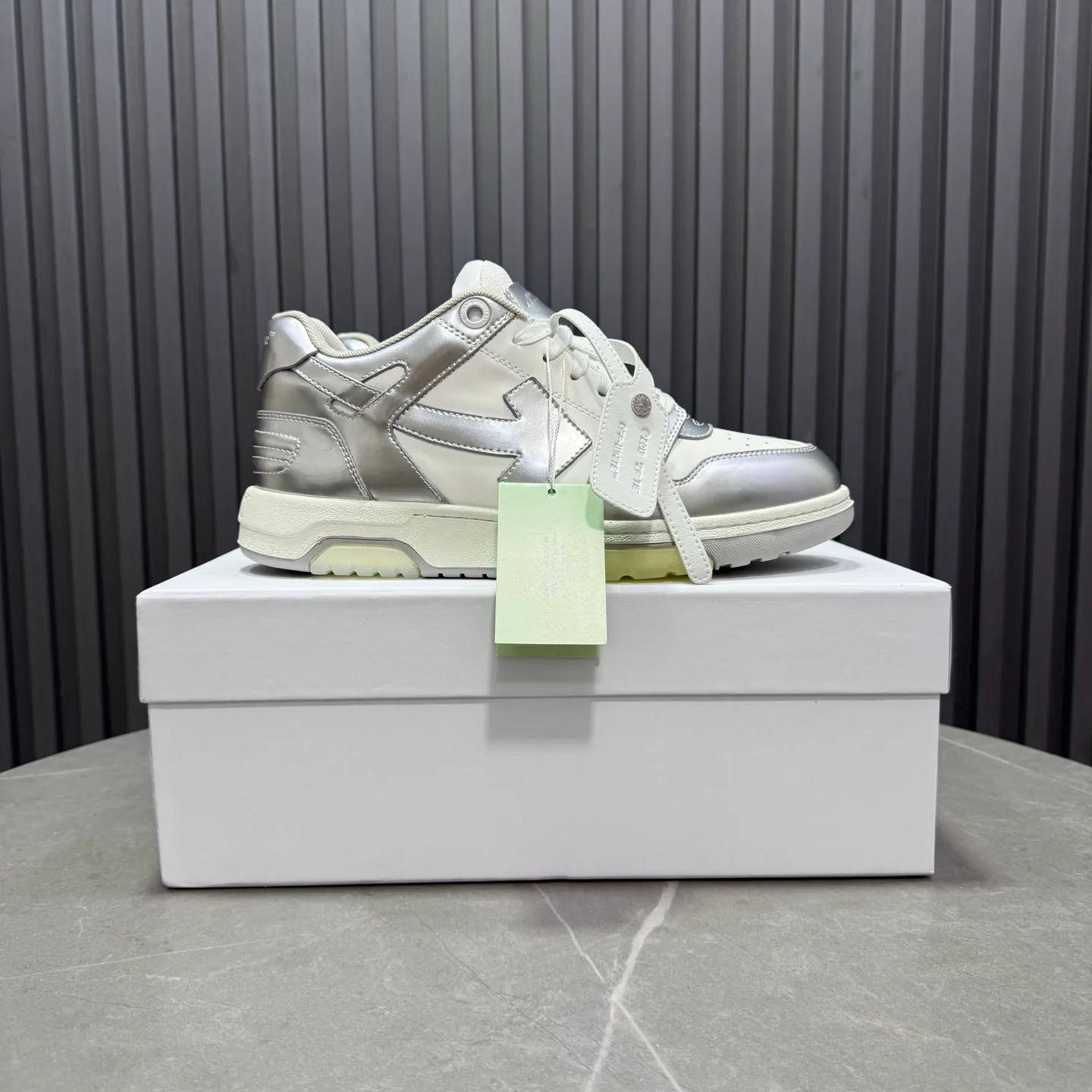 【off- white】P: 620💰Couple model👫, Size: 35-44 (Customized for men 38.45.46) High-quality version👊 "Out of office" series original molding, original lasting, production process 1:1 Original ➰OFF GRAY WHITE OW ➰ First-layer cowhide Imported skin-friendly and environmentally friendly polyester mesh Original molding high elastic and environmentally friendly molding pad Made with the original lasting process. The original molded rubber outsole (never yellows and deforms) has a super correct shape, bright color and strong three-dimensional effect👍. Packaging💯Full set of packaging synchronized with the official website (branded paper, certificate of quality, branded cloth bag)